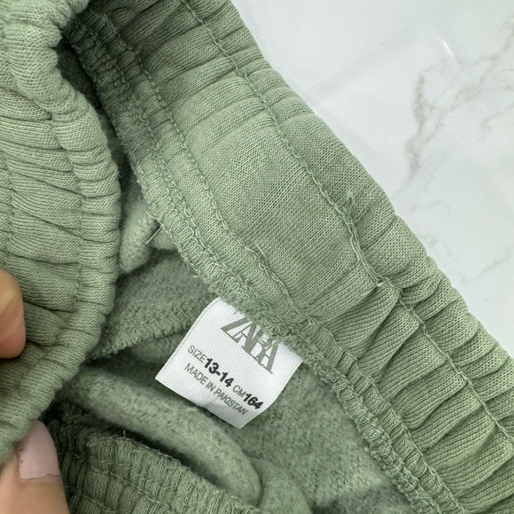 Zara girls 13-14 cargo sweatpants.
Worn once
Perfect conditions - Picture 3 of 3